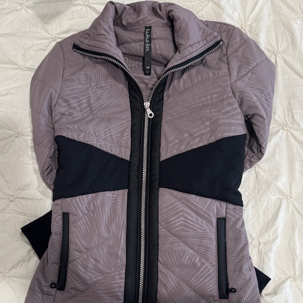Stylish Women's Puffer Jacket in Black and Gray